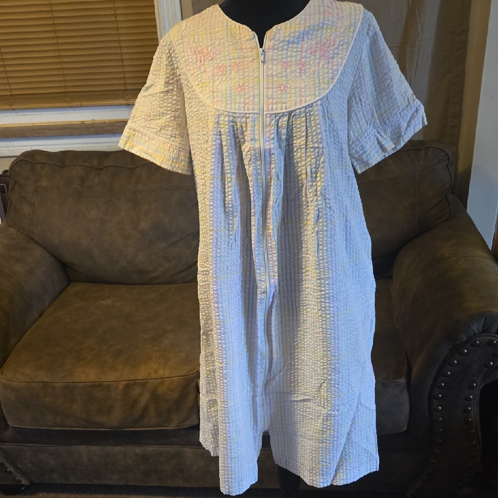 Miss Elaine White Textured Zip-Up Nightgown With Pockets Size Small